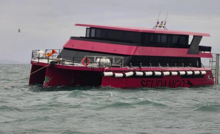 เรือโดยสาร ท้องเรือแตกกลางทะเล ขณะกลับจากเกาะกูด นักท่องเที่ยว-ลูกเรือ 97 ชีวิตปลอดภัย
