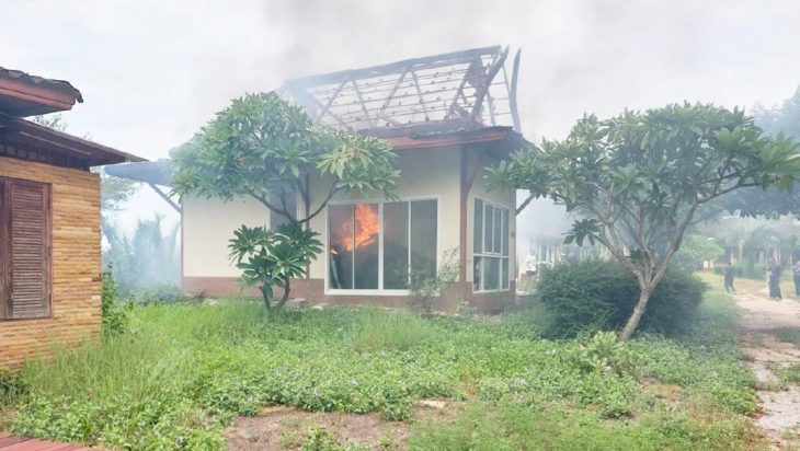 เครื่องบินเล็กตกใส่บ้าน จ.สมุทรสาคร พบ ผู้เสียชีวิต 1 ราย