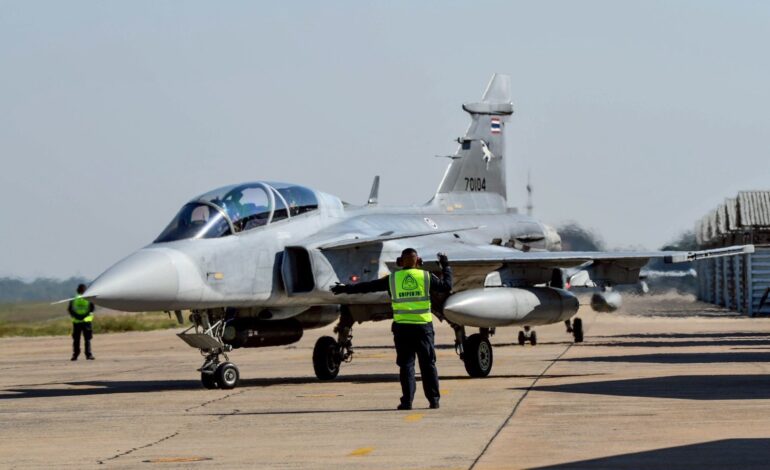 “ทอ.” สั่ง “F-16” บินทิ้งไข่ถล่มฐานยิง “กัมพูชา” หลังพบเคลื่อนอาวุธหนัก หวังโจมตีพลเรือนไทย