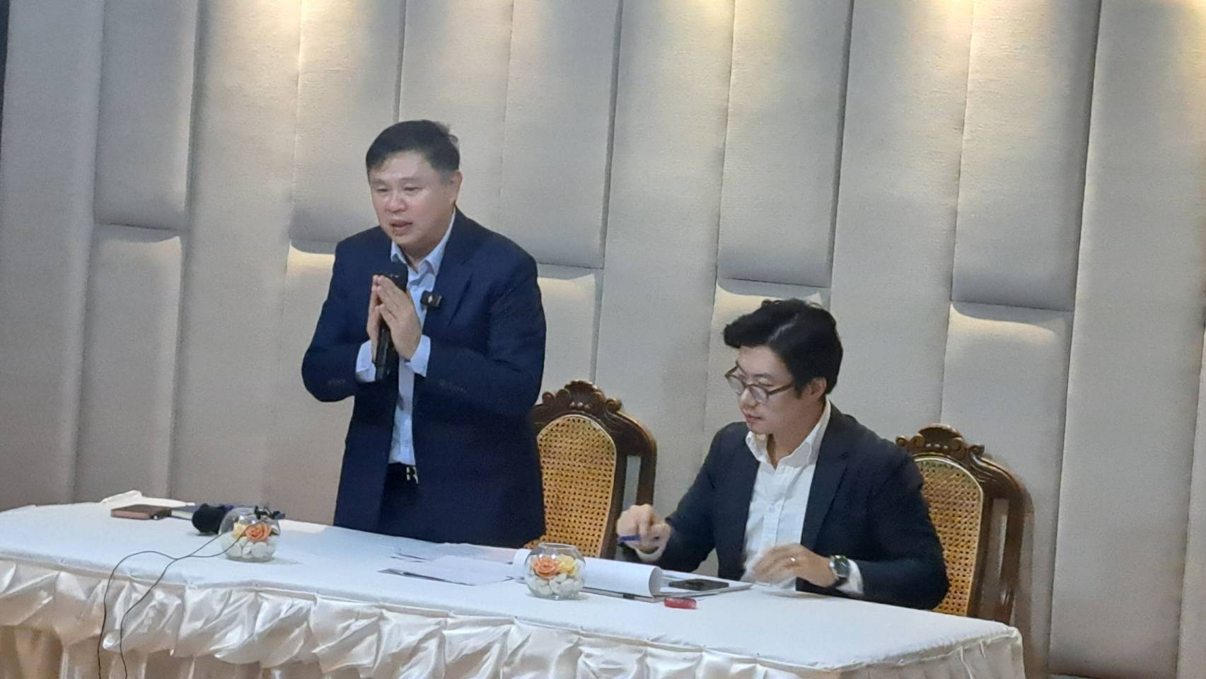 “ทนายแก้ว” กราบขอโทษ! รับกอดหอมจูบ สาววัย 18 ลั่นสำนึกผิด “ไม่รู้ผีห่าซาตานตัวไหนเข้าสิง” ขอโอกาสสังคม