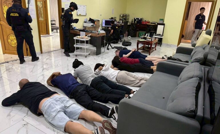 “สตม.” บุกทลายบ่อนโป๊กเกอร์เมืองชล รวบนักพนันต่างชาตินับสิบ