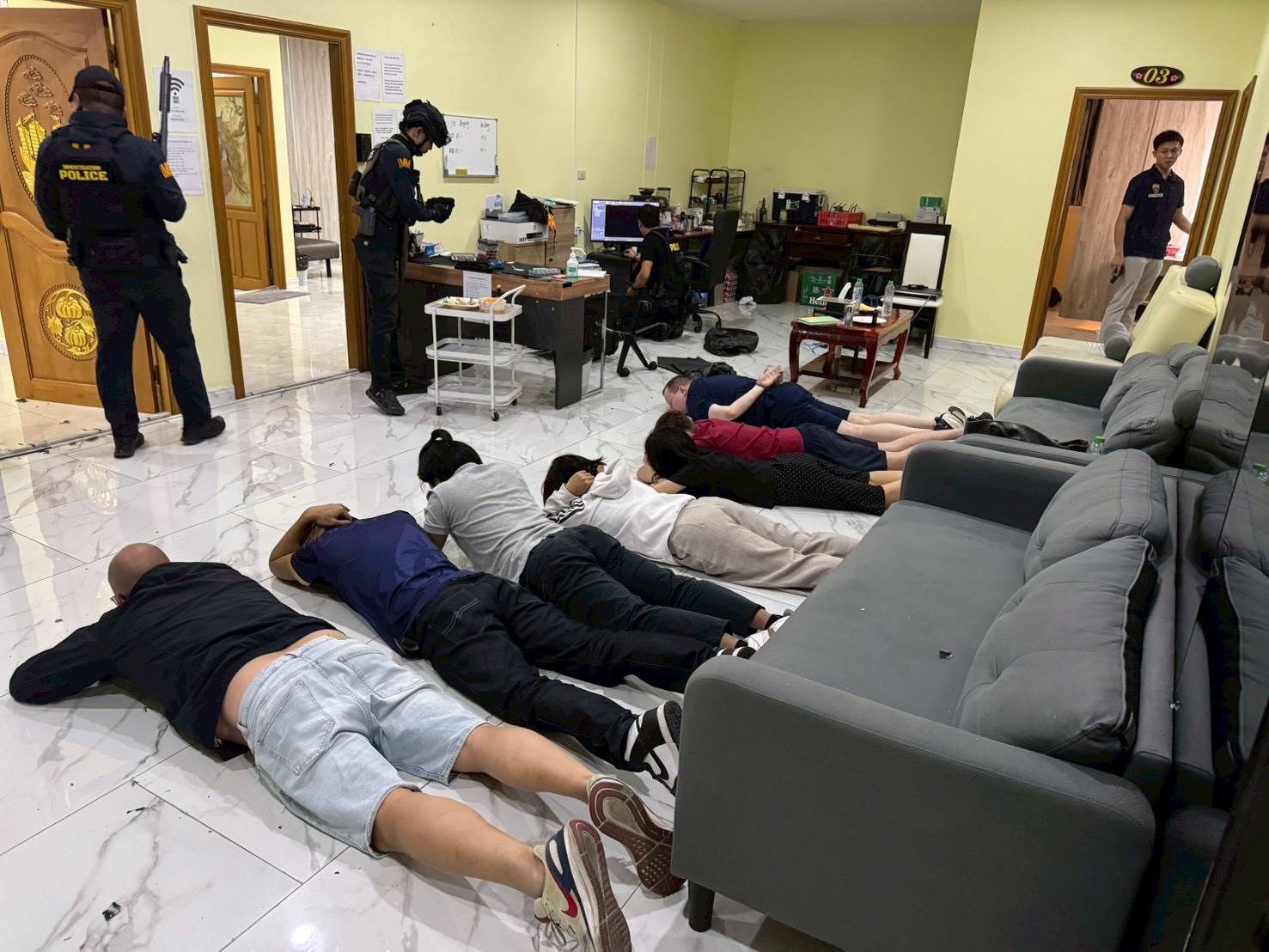 “สตม.” บุกทลายบ่อนโป๊กเกอร์เมืองชล รวบนักพนันต่างชาตินับสิบ