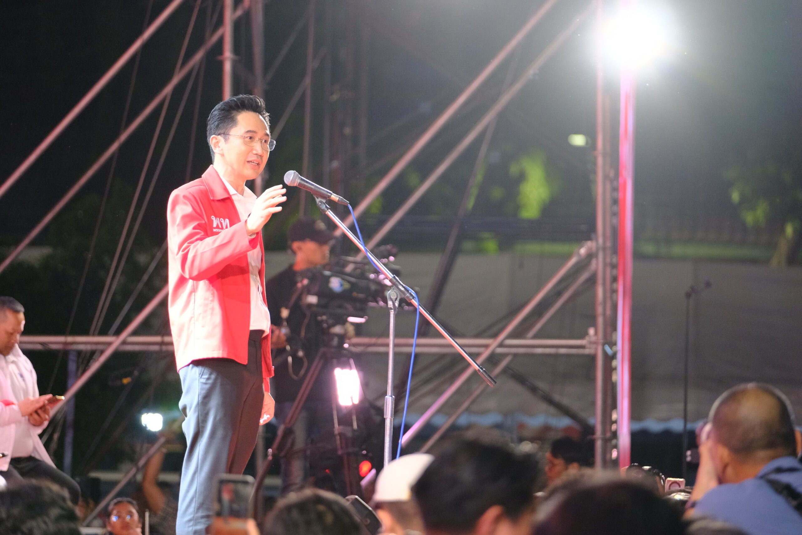 “เพื่อไทย” เปิดเวทีปราศรัยใหญ่ลานคนเมือง “ยศชนัน” นำทีม “แพทองธาร” ร่วมให้กำลังใจ