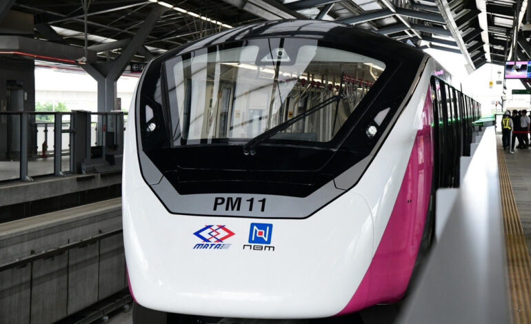 “ในหลวง” โปรดเกล้าฯ พระราชทานชื่อรถไฟฟ้าสายสีชมพู “วิวัฒน์นคร” ความหมายมงคล เมืองเจริญ