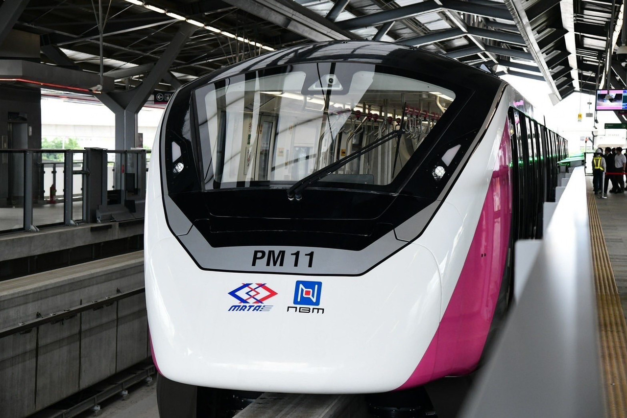 “ในหลวง” โปรดเกล้าฯ พระราชทานชื่อรถไฟฟ้าสายสีชมพู “วิวัฒน์นคร” ความหมายมงคล เมืองเจริญ