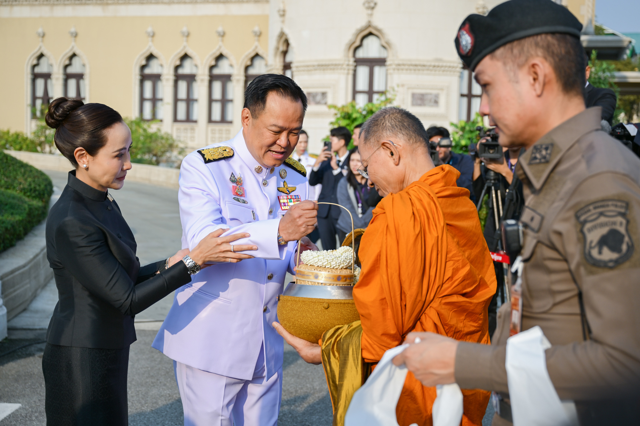 “นายกฯ” นำคณะทำบุญตักบาตร พระราชพิธีสตมวาร “พระพันปีหลวง” พร้อมจัดกิจกรรมรวมพลังแห่งความภักดี