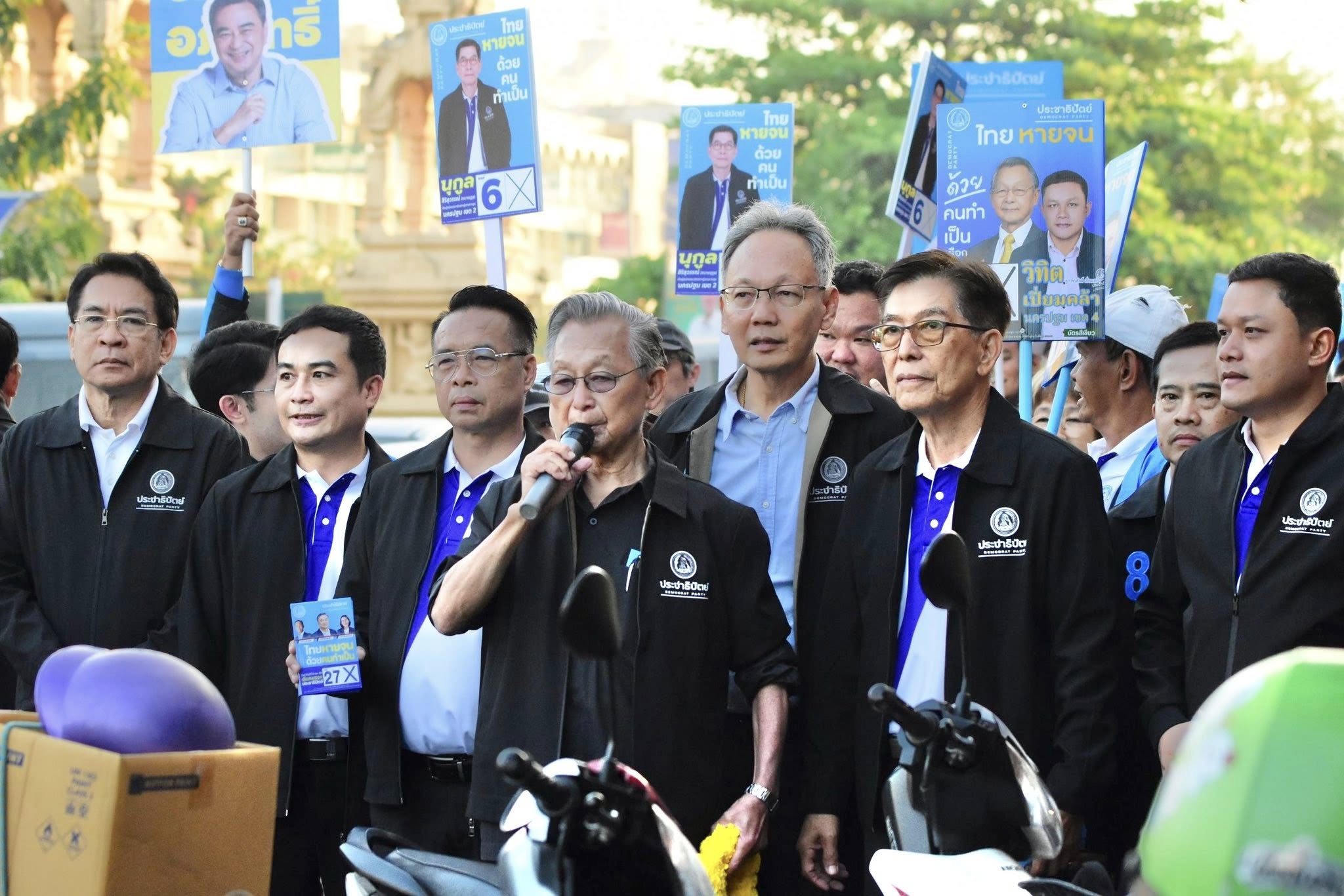 “ชวน หลีกภัย” นำทัพสีฟ้าลุย “นครปฐม-สุพรรณฯ” ชูธง “การเมืองสุจริต” อ้อนเลือก “ปชป.” เบอร์ 27