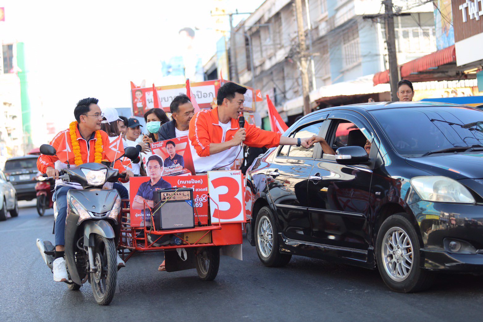คึกคัก! “หัวหน้าเท้ง” นั่งซาเล้ง ช่วยผู้สมัคร “ปชน.” หาเสียงทั่วเมืองขอนแก่น