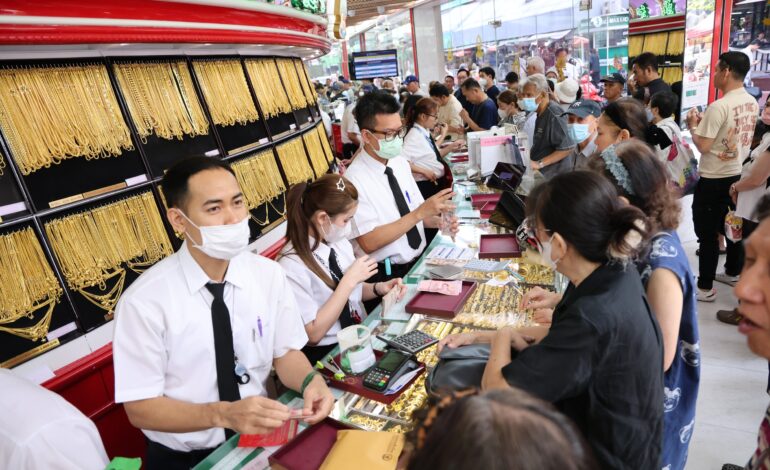 เยาวราชแตก! คนแห่ขายทองแน่นร้าน หลังราคาทะลุ 7 หมื่นบาท