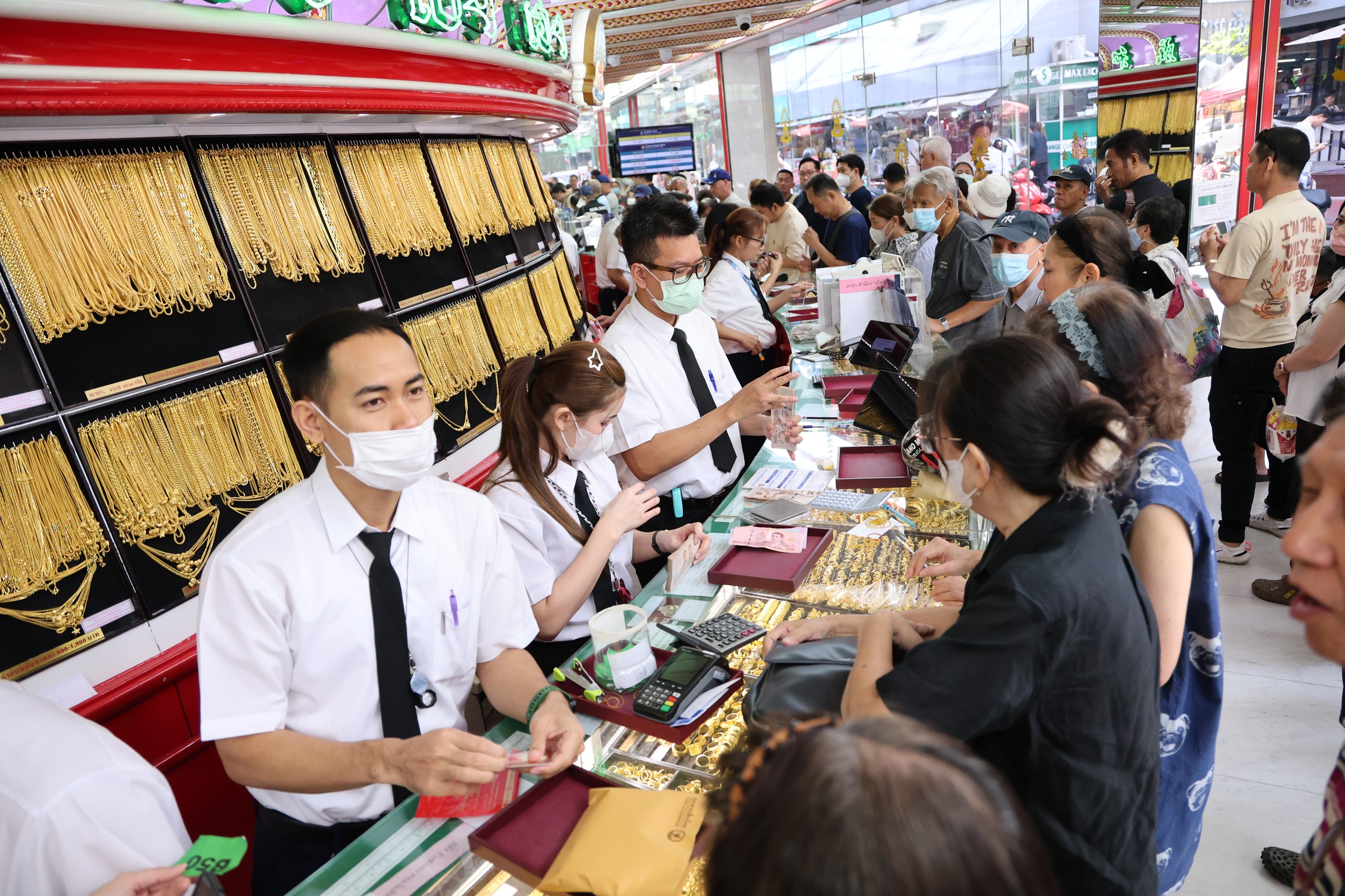 เยาวราชแตก! คนแห่ขายทองแน่นร้าน หลังราคาทะลุ 7 หมื่นบาท