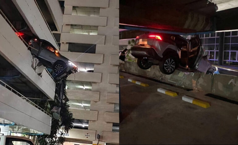 ระทึก! เก๋งพุ่งทะลุกำแพงอาคารจอดรถ ค้างขอบตึกพระราม 4 คนขับรอดหวุดหวิด