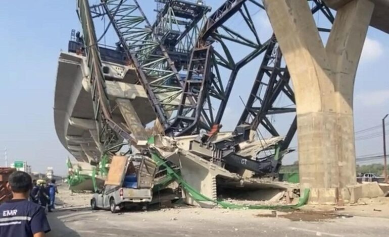 ตาย 2 ศพ! “เครน” ถล่มถนนพระราม 2 ทับรถกระบะ ร่างคนขับติดคาซาก