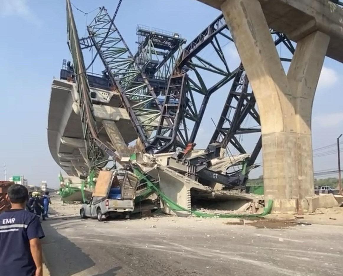 ตาย 2 ศพ! “เครน” ถล่มถนนพระราม 2 ทับรถกระบะ ร่างคนขับติดคาซาก