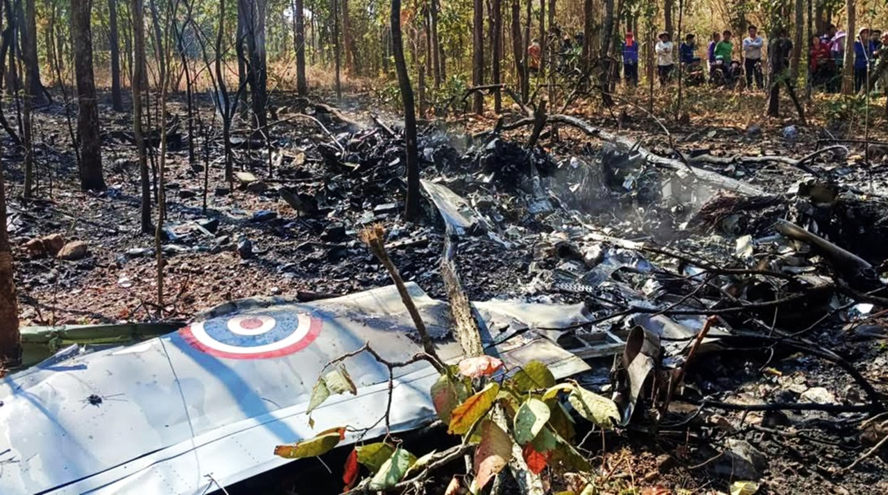 ระทึก! เครื่องบิน AT-6 ตกที่อำเภอจอมทอง นักบินดับ 2 นาย