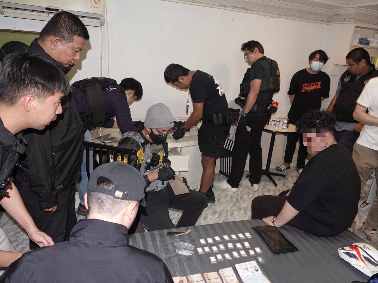 บุกจับ “เจ้าแม่โคเคน” เมียอดีตแก๊งผิวสี ยึดทรัพย์กว่า 6.2 ล้าน พบสมุดลูกค้าไฮโซ