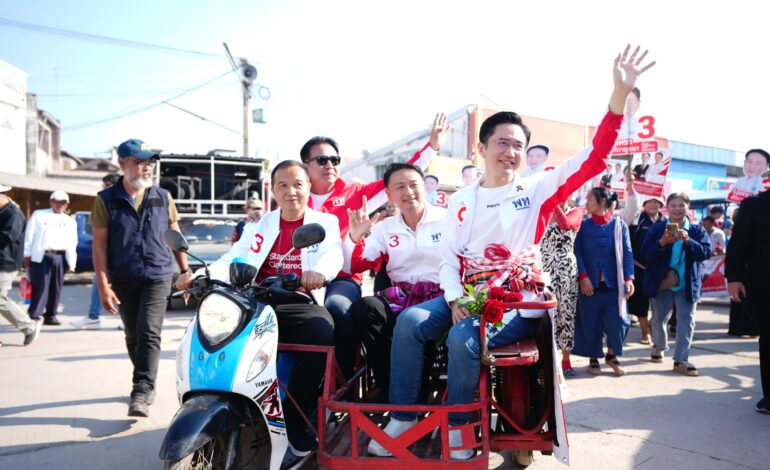 “ยศชนัน” นั่งสามล้อพ่วงข้างลุยตลาดหนองบัวลำภู อ้อนขอเป็นนายกฯ เลือกเพื่อไทยถล่มทลาย