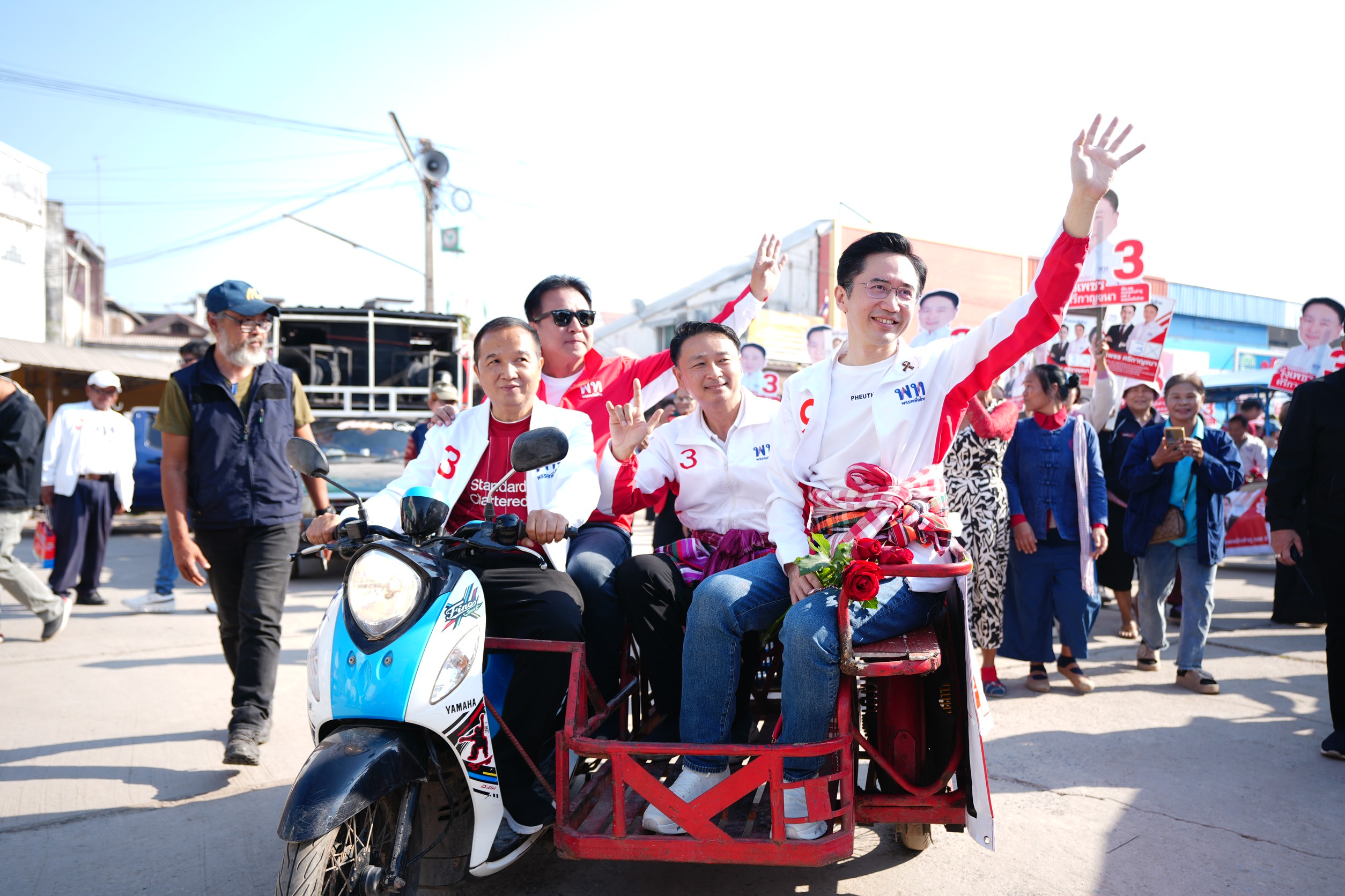 “ยศชนัน” นั่งสามล้อพ่วงข้างลุยตลาดหนองบัวลำภู อ้อนขอเป็นนายกฯ เลือกเพื่อไทยถล่มทลาย