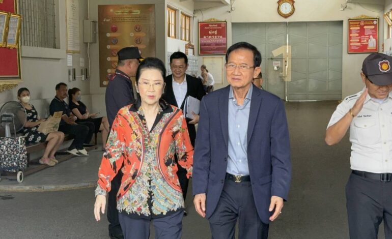 “เจ๊แดง” ควง “สมชาย” เยี่ยม “ทักษิณ” เผยเคารพการตัดสินใจ “ยศชนัน” ปมไม่รับเก้าอี้รัฐมนตรี