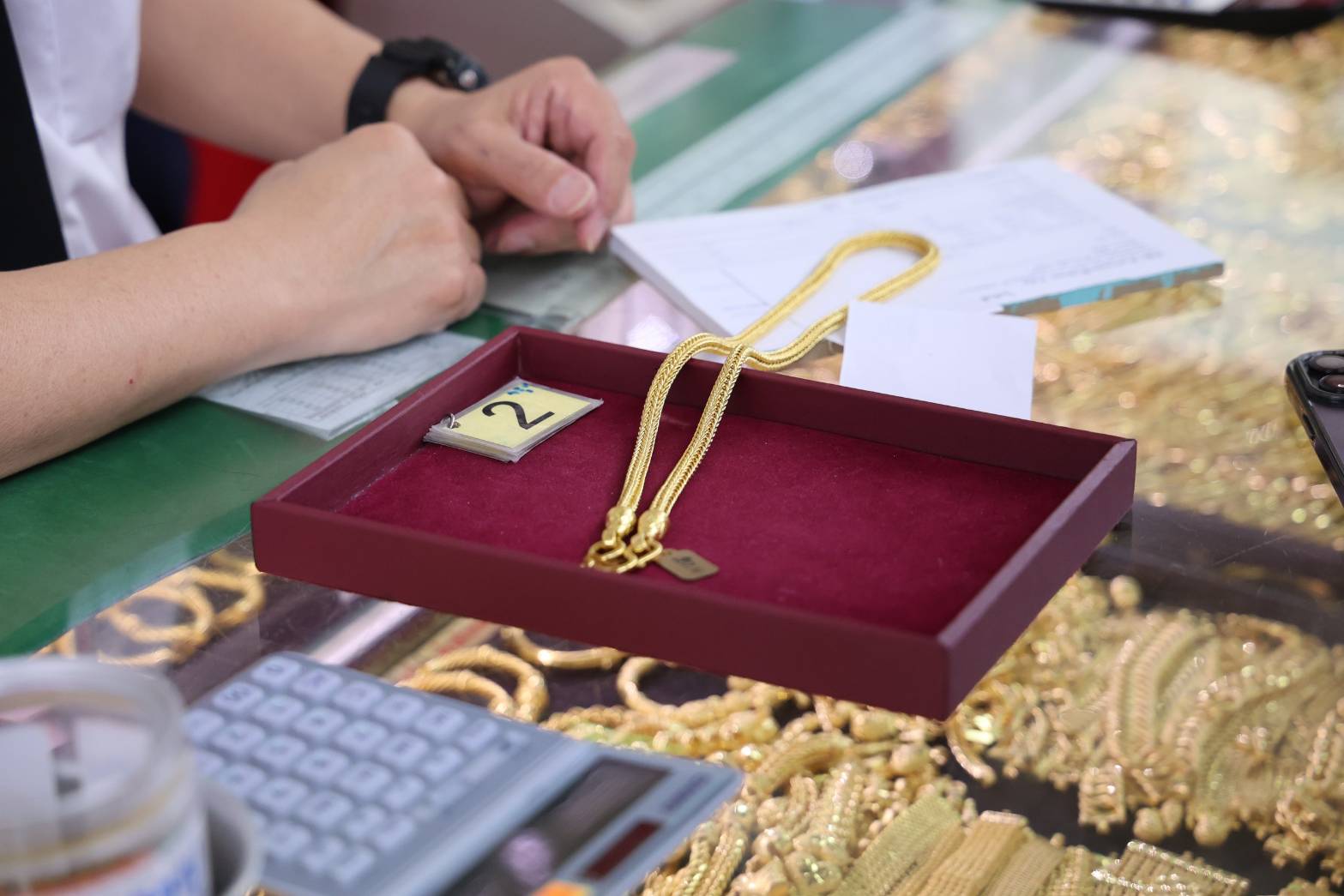 นักลงทุนผวา “ทองคำ” ดิ่งหนัก! ราคาร่วง 1,300 บาท รูปพรรณหลุด 73,000