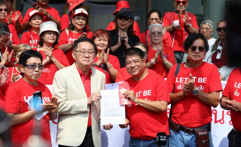“มวลชนเสื้อแดง” แสดงพลังหนุน “เพื่อไทย” ร่วมรัฐบาล พร้อมยื่น 3 ข้อเสนอแก้รัฐธรรมนูญ
