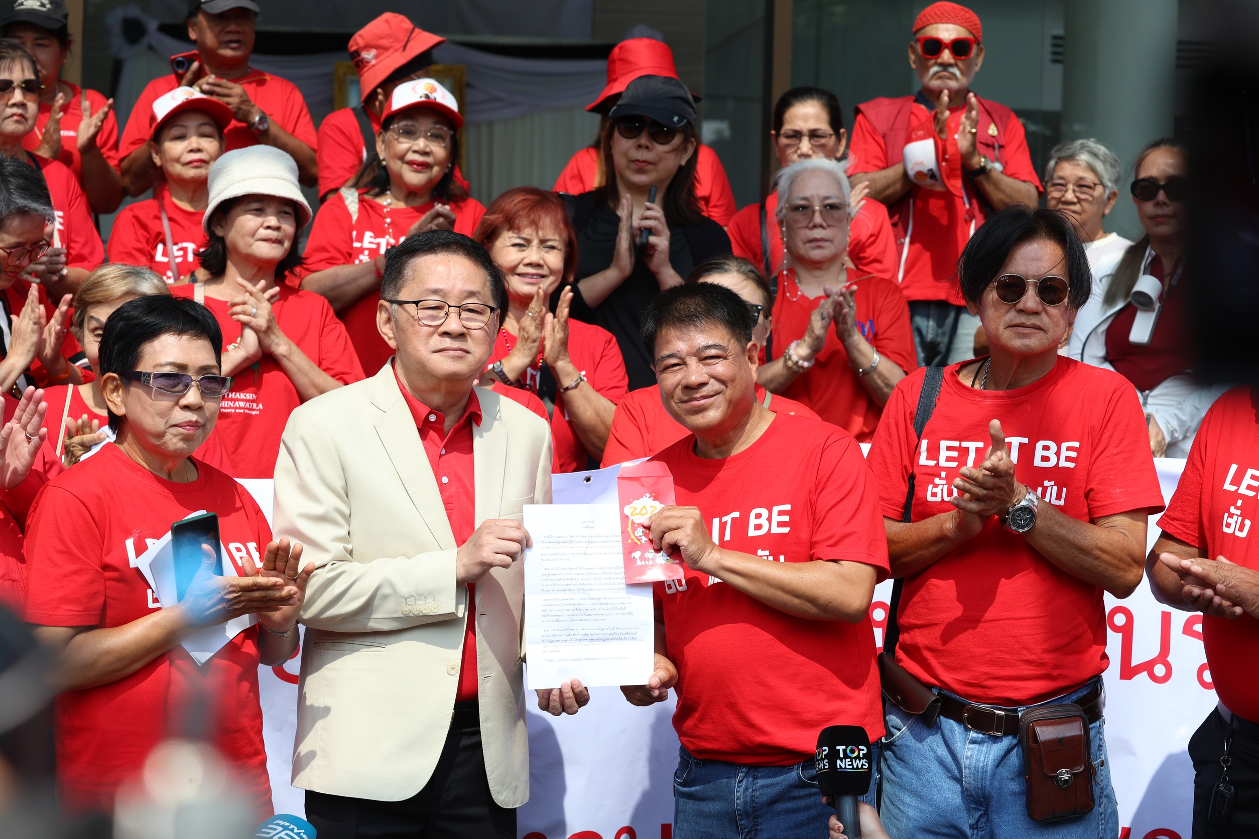 “มวลชนเสื้อแดง” แสดงพลังหนุน “เพื่อไทย” ร่วมรัฐบาล พร้อมยื่น 3 ข้อเสนอแก้รัฐธรรมนูญ