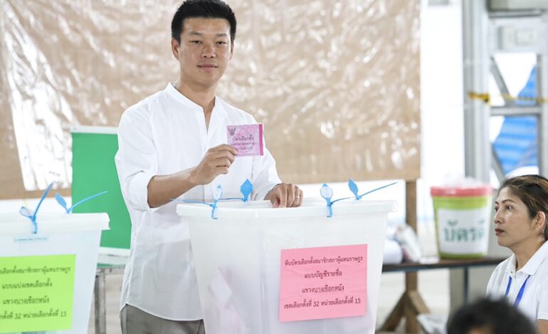 “เท้ง ณัฐพงษ์” ใช้สิทธิเลือกตั้งตลิ่งชัน ชี้อำนาจอยู่ในมือประชาชน