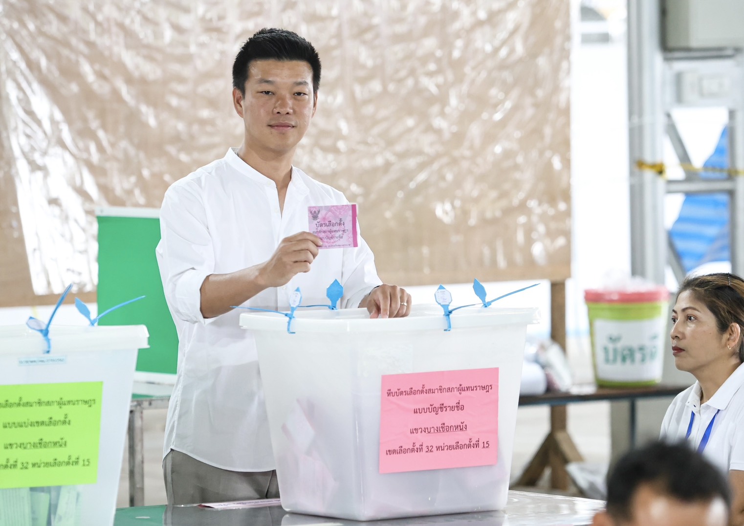 “เท้ง ณัฐพงษ์” ใช้สิทธิเลือกตั้งตลิ่งชัน ชี้อำนาจอยู่ในมือประชาชน