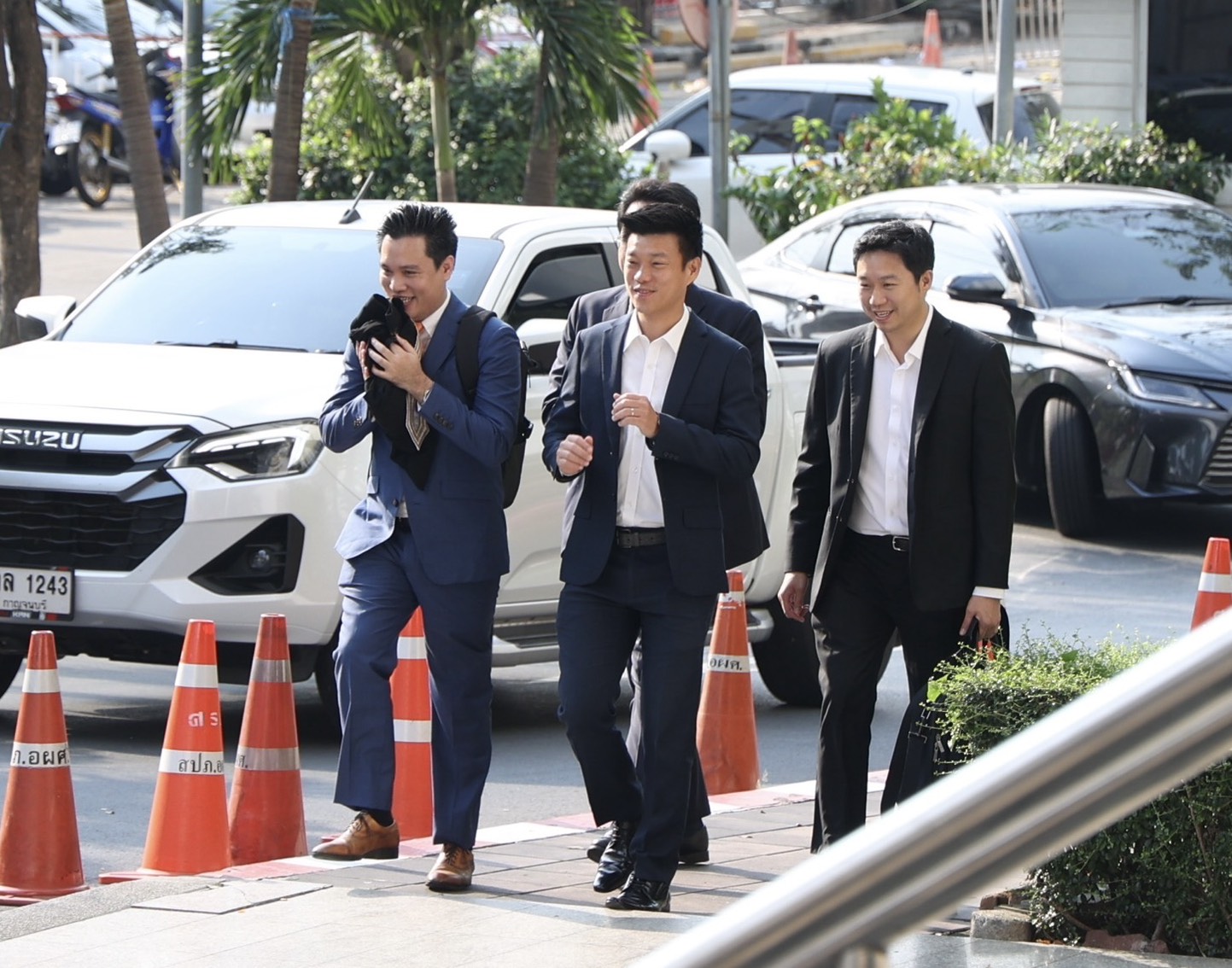 “เท้ง” ขึ้นศาลปฏิเสธทุกข้อหาคดีทุนพลังงานฟ้อง 100 ล้าน ลั่นพร้อมสู้คดี จับมือ “กล้าธรรม” ทำหน้าที่ฝ่ายค้าน