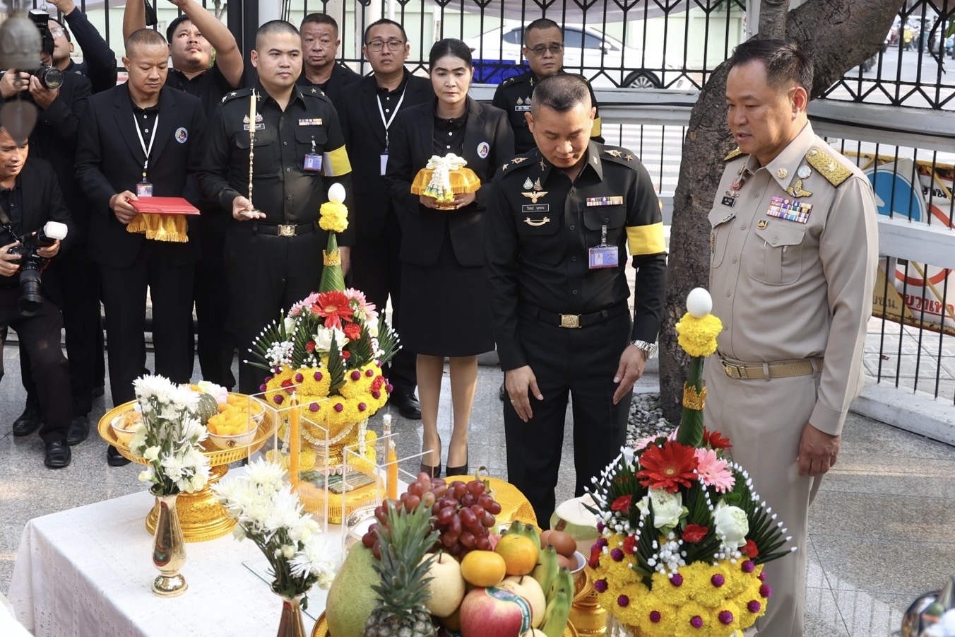 “นายกฯ” ทำบุญครบรอบ 18 ปี กอ.รมน. ปัดคุย “กล้าธรรม” ตั้งรัฐบาล รอ กกต.รับรองก่อน