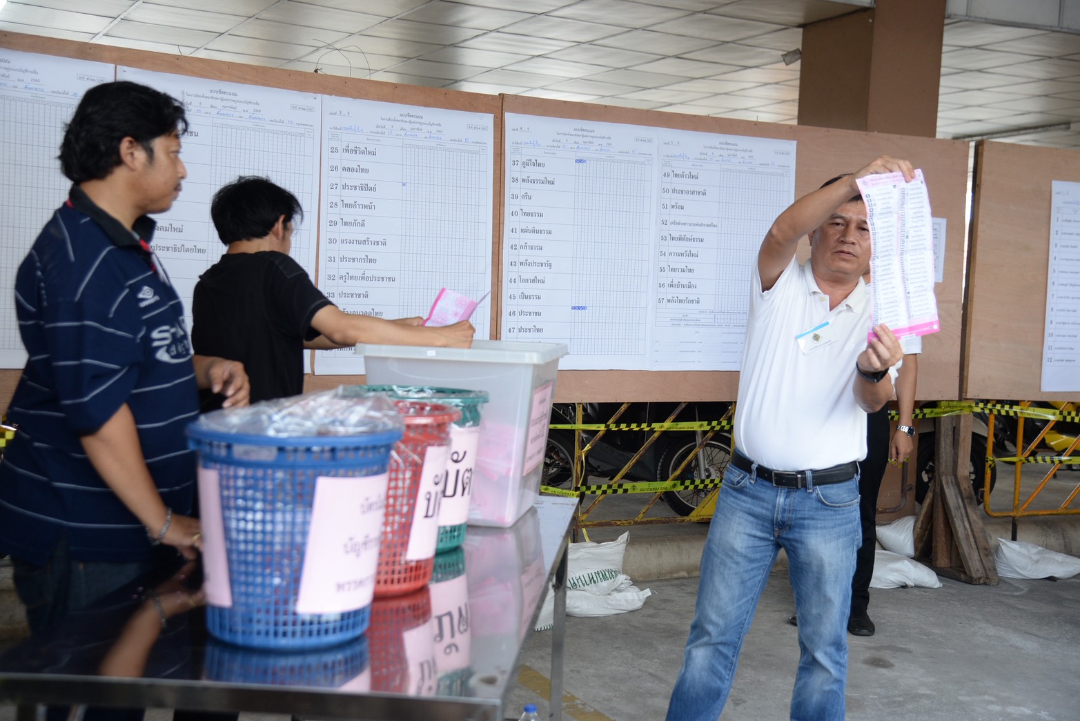 นับคะแนนใหม่คันนายาว หน่วยที่ 10 เขต 15 เสร็จแล้ว! “พรรคประชาชน” ชนะทั้งแบ่งเขต–บัญชีรายชื่อ