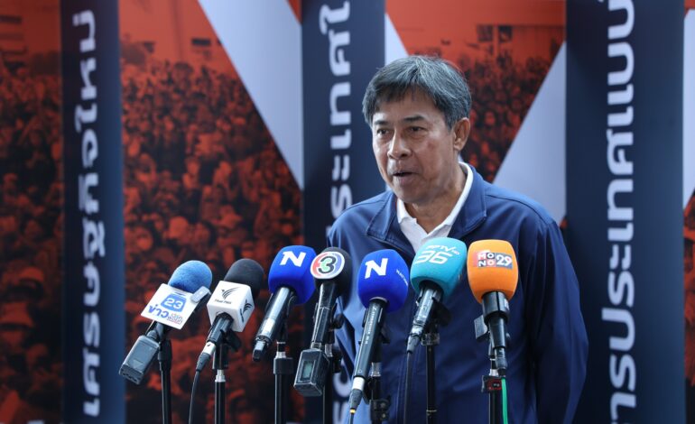 “พรรคส้ม” บุก “กกต.” จี้แจงบาร์โค้ด–บัตรเขย่ง 3 แสนใบ ส่อเลือกตั้งโมฆะ ซ้ำรอยคำวินิจฉัยปี 49