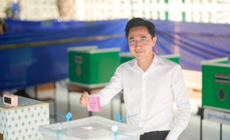 “ยศชนัน” ควงภรรยาใช้สิทธิเลือกตั้ง ชวนคนไทยโหวต เตรียมเข้าพรรคเพื่อไทยหลังปิดหีบ