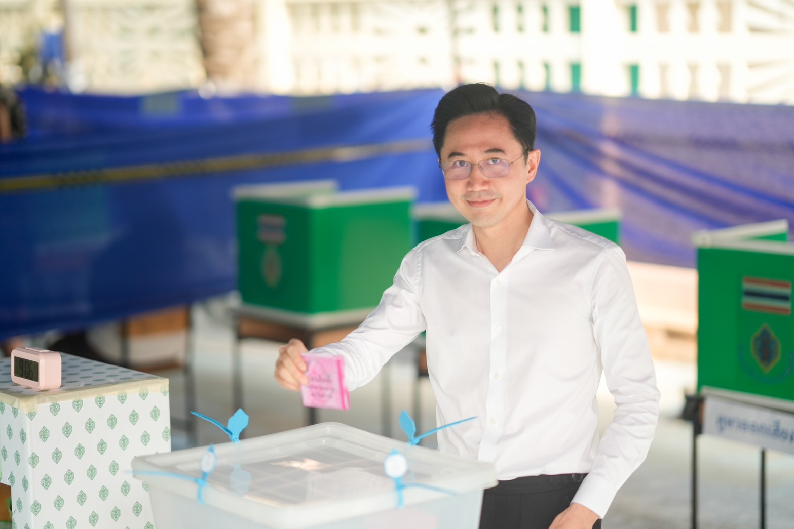 “ยศชนัน” ควงภรรยาใช้สิทธิเลือกตั้ง ชวนคนไทยโหวต เตรียมเข้าพรรคเพื่อไทยหลังปิดหีบ