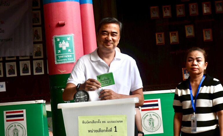 “อภิสิทธิ์” ตื่นเช้าใช้สิทธิเลือกตั้ง เผยนอนหลับไม่ดี เพราะบอลแพ้