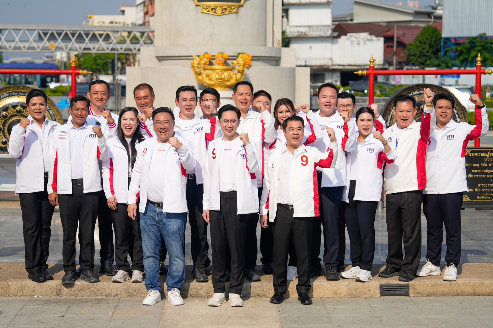 “ยศชนัน” นำทัพเพื่อไทยลุยฝั่งธนฯ โค้งสุดท้ายเลือกตั้ง ปลุกพลังคนกรุงก่อนปราศรัยใหญ่วันนี้