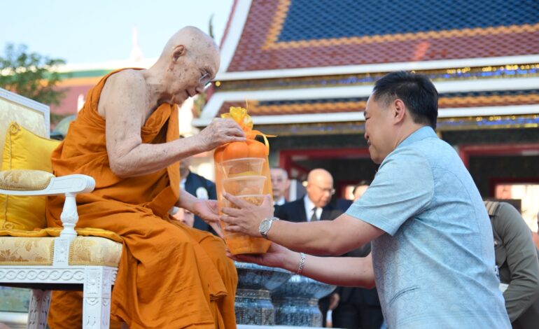 “สมเด็จพระสังฆราช” เสด็จทรงตักบาตรฉลอง 9 ปี แห่งการสถาปนา “อนุทิน” นำ มท.ร่วมพิธีที่วัดราชบพิธฯ