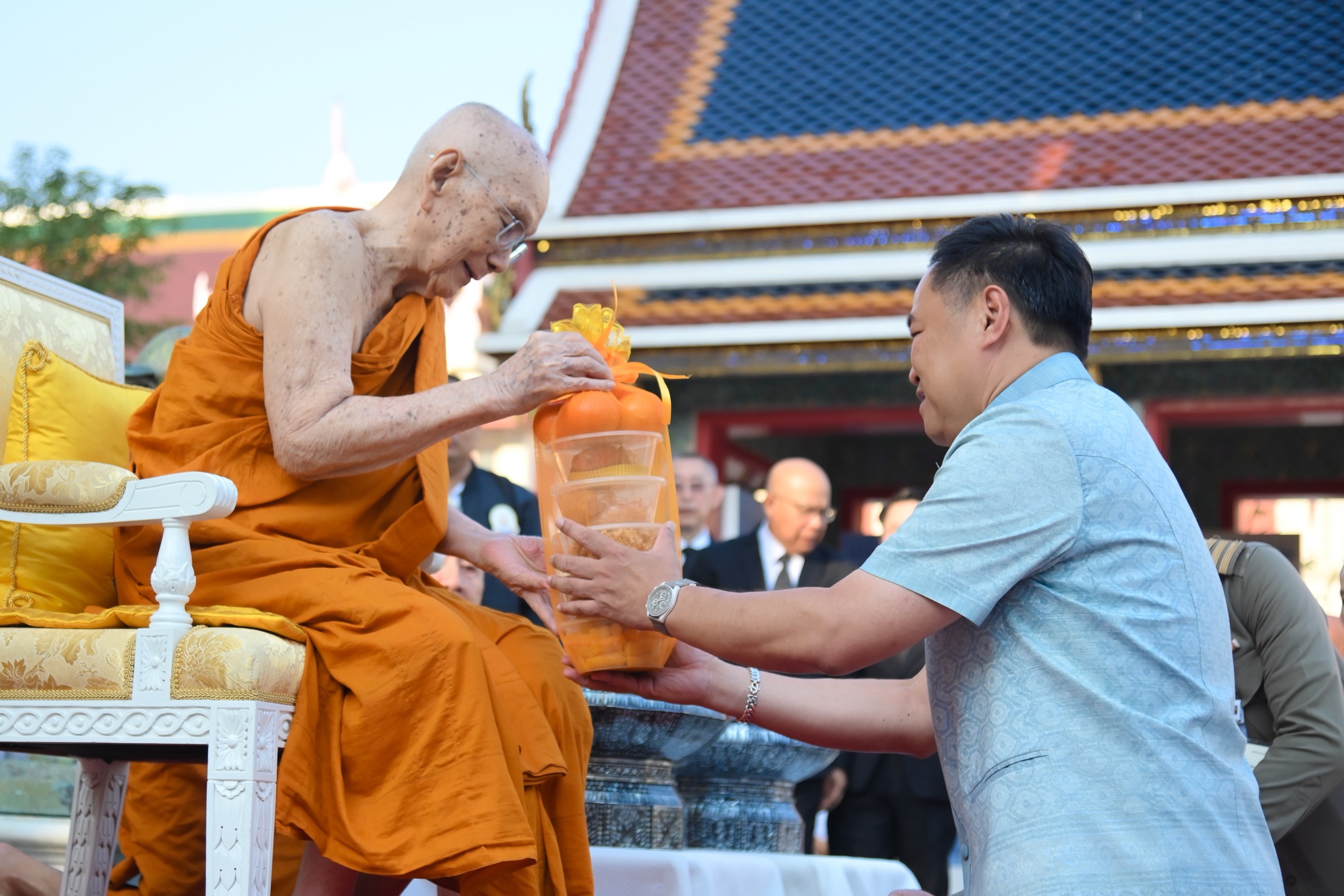 “สมเด็จพระสังฆราช” เสด็จทรงตักบาตรฉลอง 9 ปี แห่งการสถาปนา “อนุทิน” นำ มท.ร่วมพิธีที่วัดราชบพิธฯ