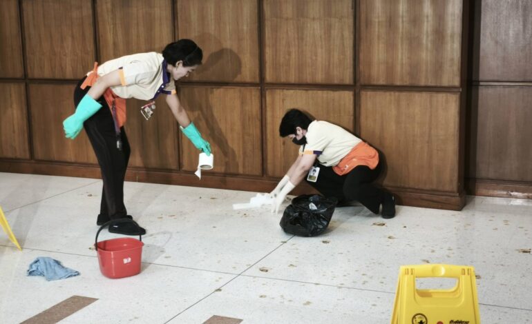 “ชายสูงวัย” บุกปาถุงปลาร้าใส่กำแพง “กกต.” กลิ่นคลุ้งวุ่นทั้งอาคาร ไม่รอดถูกตำรวจรวบตัว