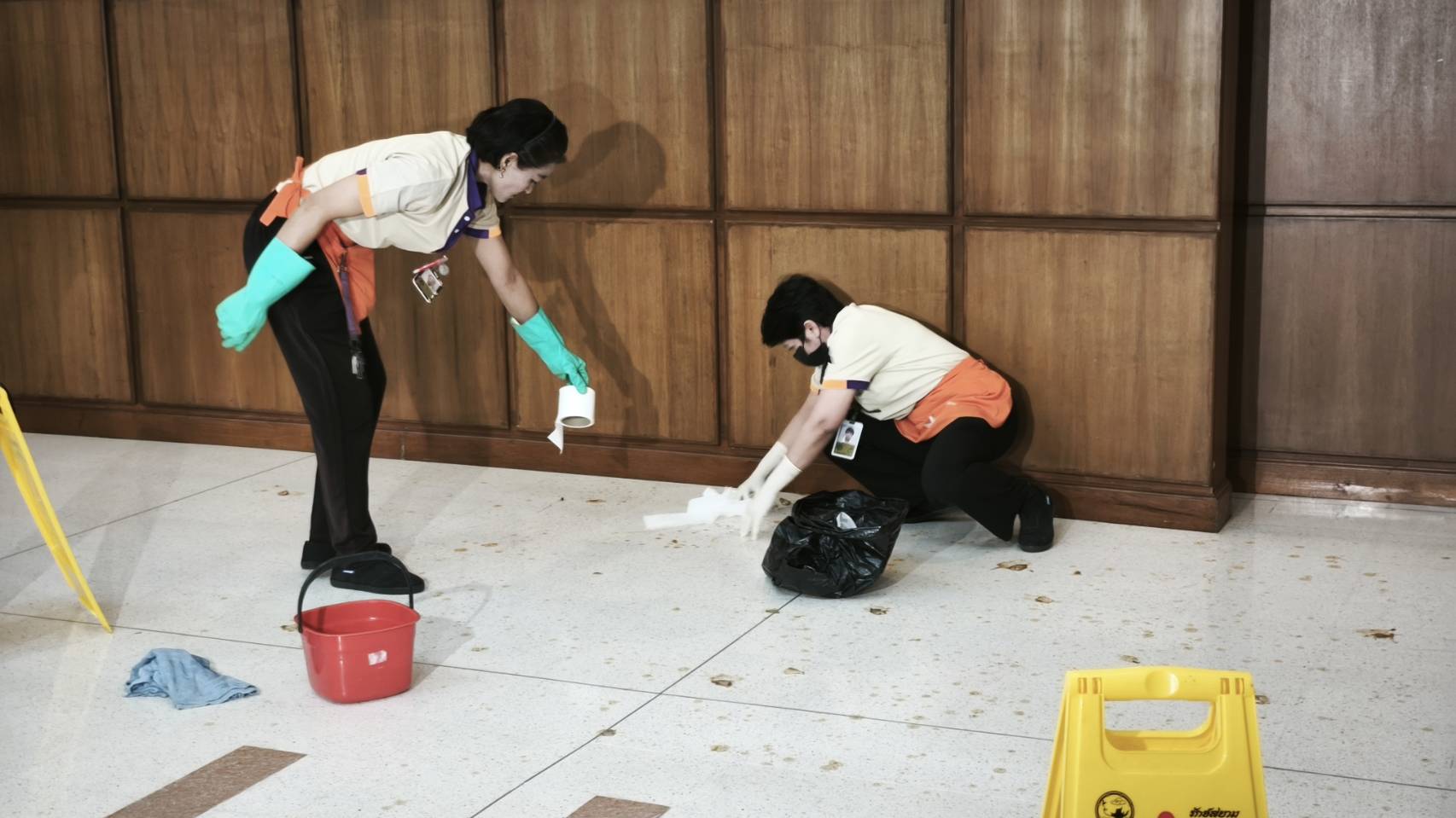 “ชายสูงวัย” บุกปาถุงปลาร้าใส่กำแพง “กกต.” กลิ่นคลุ้งวุ่นทั้งอาคาร ไม่รอดถูกตำรวจรวบตัว