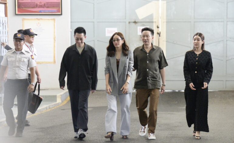 “เอม-โอ๊ค” เยี่ยม “ทักษิณ” เผยพ่อสุขภาพและกำลังใจดี ปัดไม่คุยเรื่อง คปท.