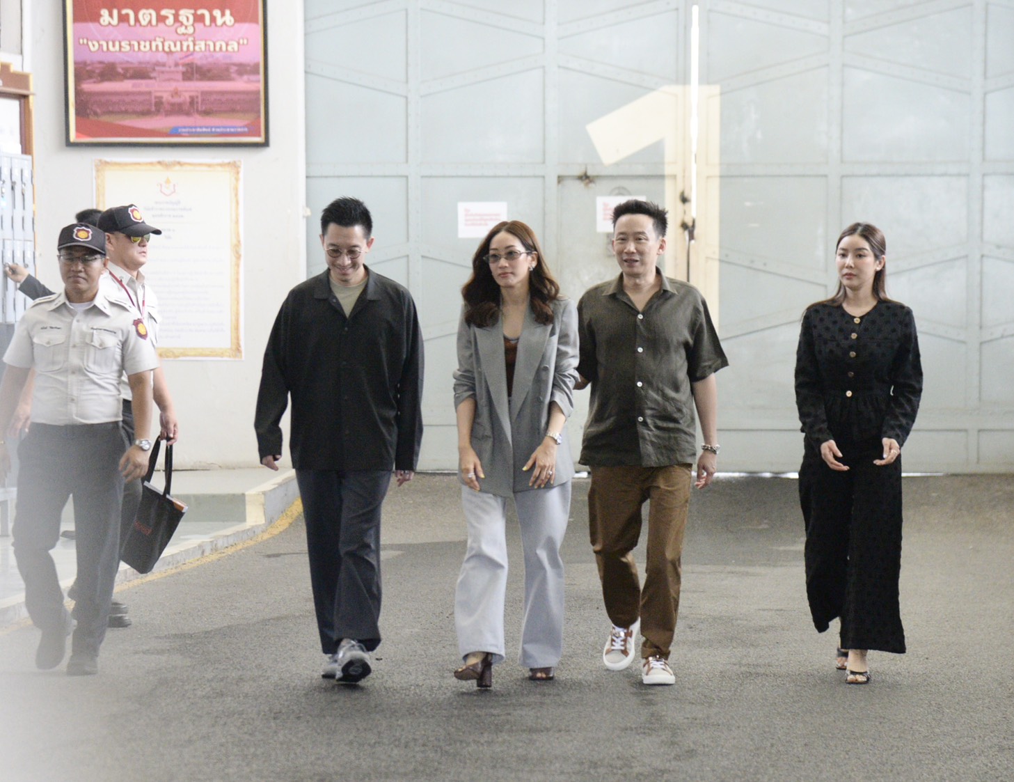 “เอม-โอ๊ค” เยี่ยม “ทักษิณ” เผยพ่อสุขภาพและกำลังใจดี ปัดไม่คุยเรื่อง คปท.