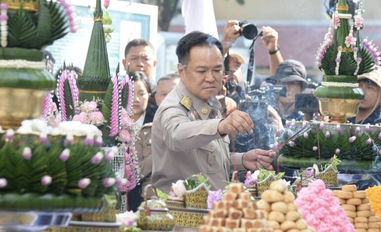 “นายกฯ” เข้าสักการะ“ศาลปู่ดำ – ตราแผ่นดิน” ขอพรสิ่งศักดิ์สิทธิ์คู่บ้านคู่เมืองเสริมความเป็นสิริมงคล