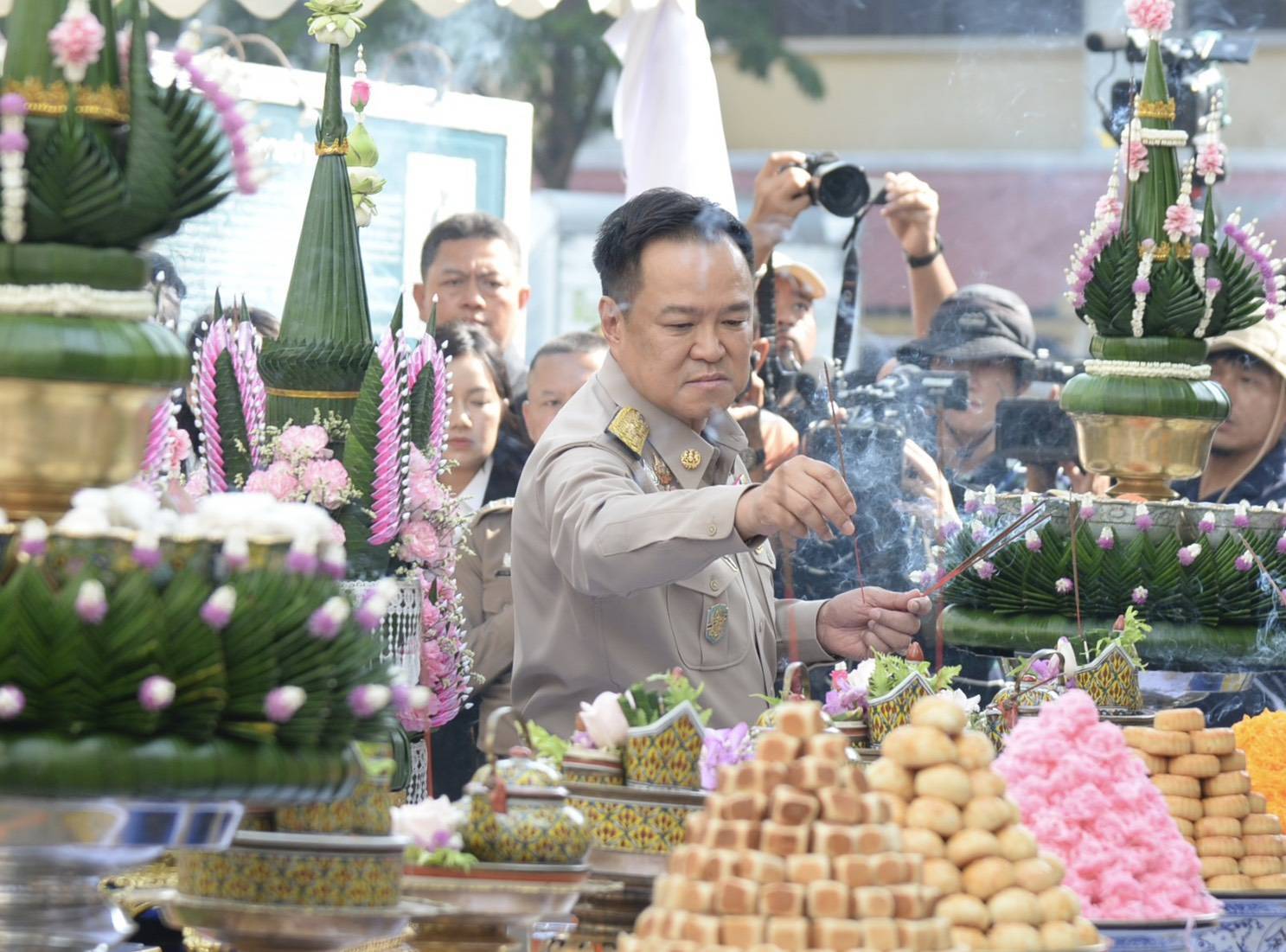 “นายกฯ” เข้าสักการะ“ศาลปู่ดำ – ตราแผ่นดิน” ขอพรสิ่งศักดิ์สิทธิ์คู่บ้านคู่เมืองเสริมความเป็นสิริมงคล