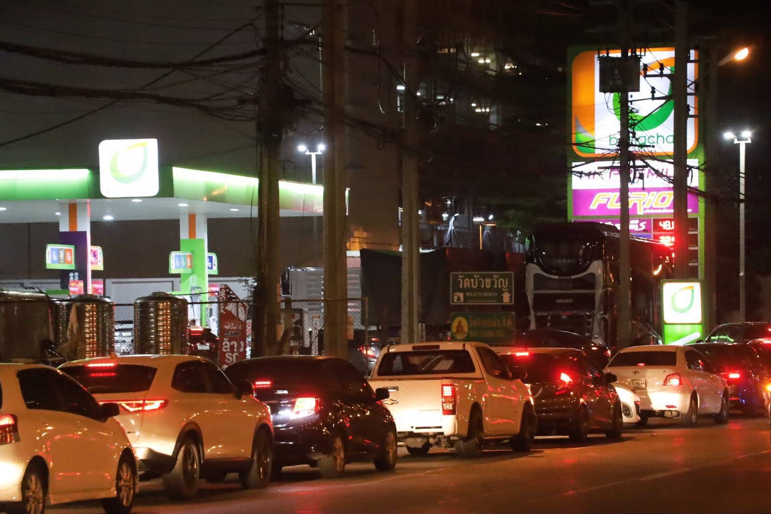 อ่วมทั้งประเทศ! “ประชาชน” แห่เติมน้ำมันกลางดึก ก่อนขึ้นราคา 6 บาท เช้าวันนี้