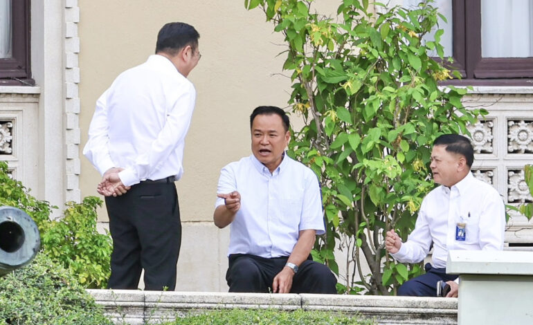 “นายกฯ” ใส่เชิ้ตแขนสั้นเข้าทำเนียบฯ สนองมาตรการประหยัดพลังงาน รณรงค์ถอดสูทลดใช้แอร์