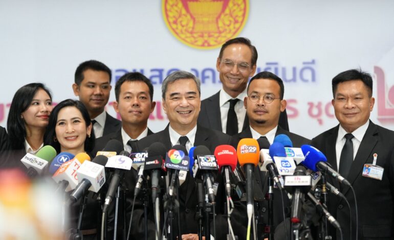 “อภิสิทธิ์” นำทีม สส.ประชาธิปัตย์รายงานตัวสภาฯ ยันยังไร้สัญญาณร่วมรัฐบาล