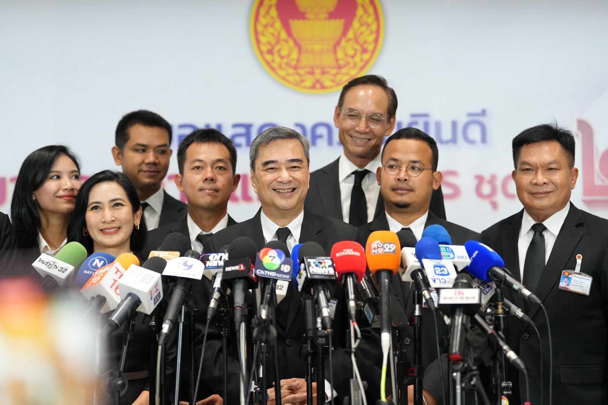 “อภิสิทธิ์” นำทีม สส.ประชาธิปัตย์รายงานตัวสภาฯ ยันยังไร้สัญญาณร่วมรัฐบาล