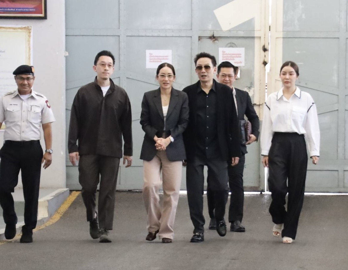 “พานทองแท้-พินทองทา” เข้าเยี่ยม “ทักษิณ ชินวัตร” เรือนจำคลองเปรม