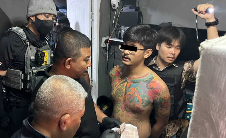 สิ้นลายแก๊งฝั่งธน! ตร.บุกทลายซุ้มยาหลังวัดรวก เจอปืนเถื่อน-แบงก์พันปลอม