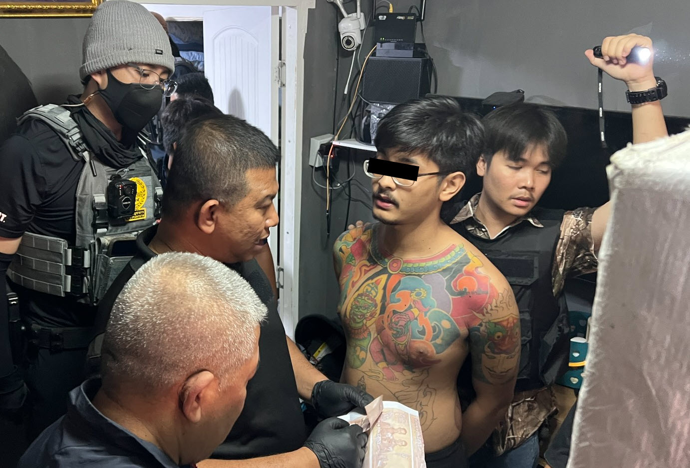 สิ้นลายแก๊งฝั่งธน! ตร.บุกทลายซุ้มยาหลังวัดรวก เจอปืนเถื่อน-แบงก์พันปลอม